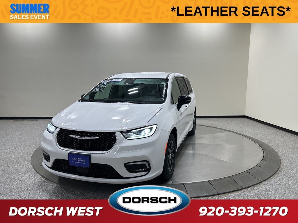 2025 Chrysler Pacifica Select in Bright White Clearcoat — front three-quarter view